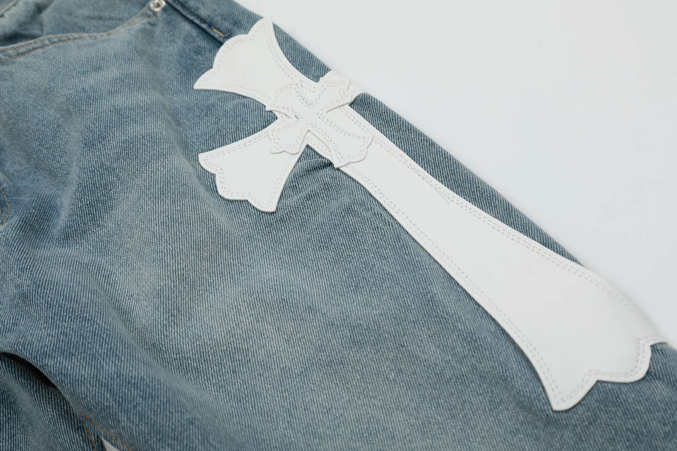 #8146 P290💰 Independent GALLERY DEPT. Vintage multi-leather spliced cross loose washed flared jeans - truly restore the ultimate texture of Vintage - original hardware accessories washed and other elevators, QR code analysis are all purchased from the original factory, high degree of restoration, you are welcome to compare with a certain product~ - Three-dimensional version Loose and comfortable, not picky about the body shape, taller and slimmer, factory Seiko, original factory quality control, same style for men and women, can be matched with couples, versatile recommendation, must-have jeans for all seasons -Size: 28 30 32 34 36
